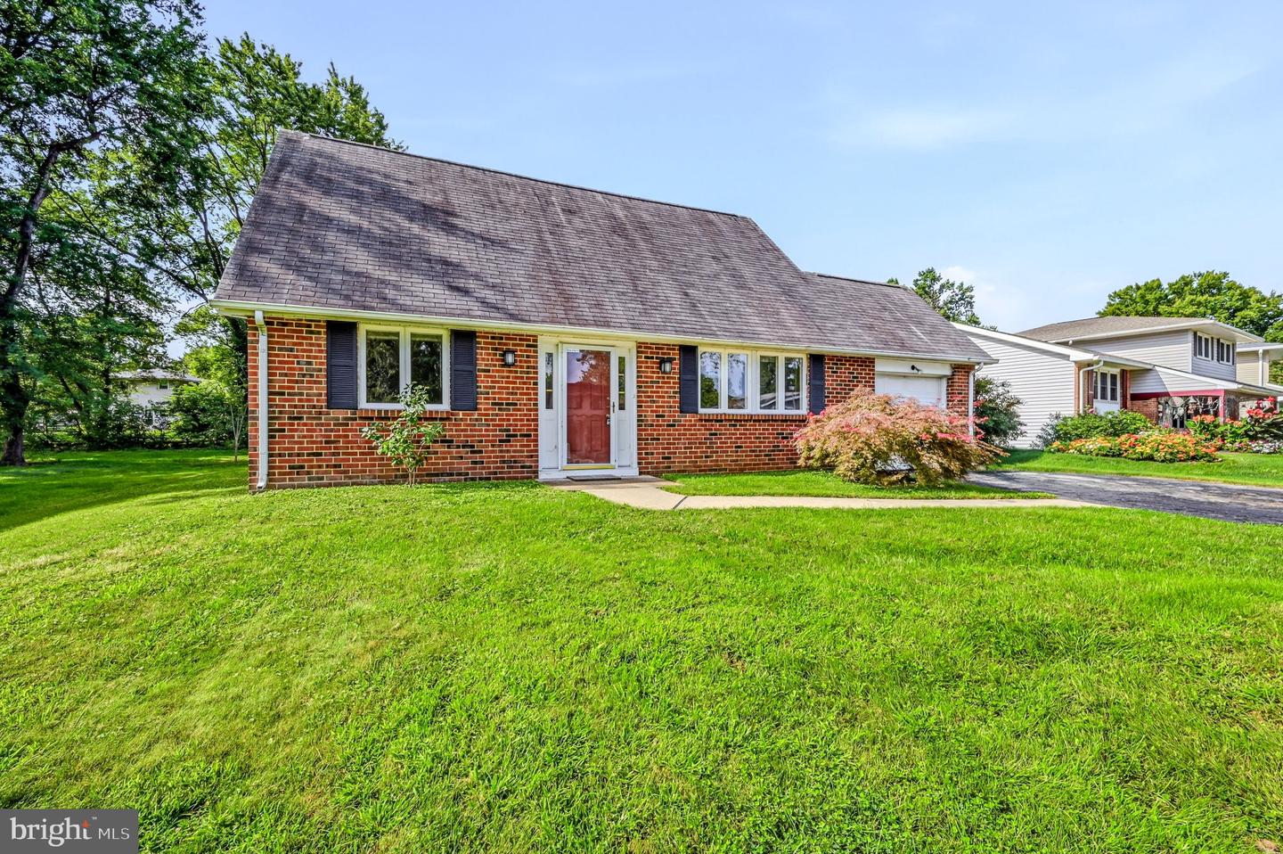 937 Alexandria Dr — photo