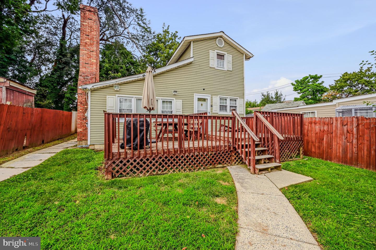 22 W Hazeldell Ave — photo