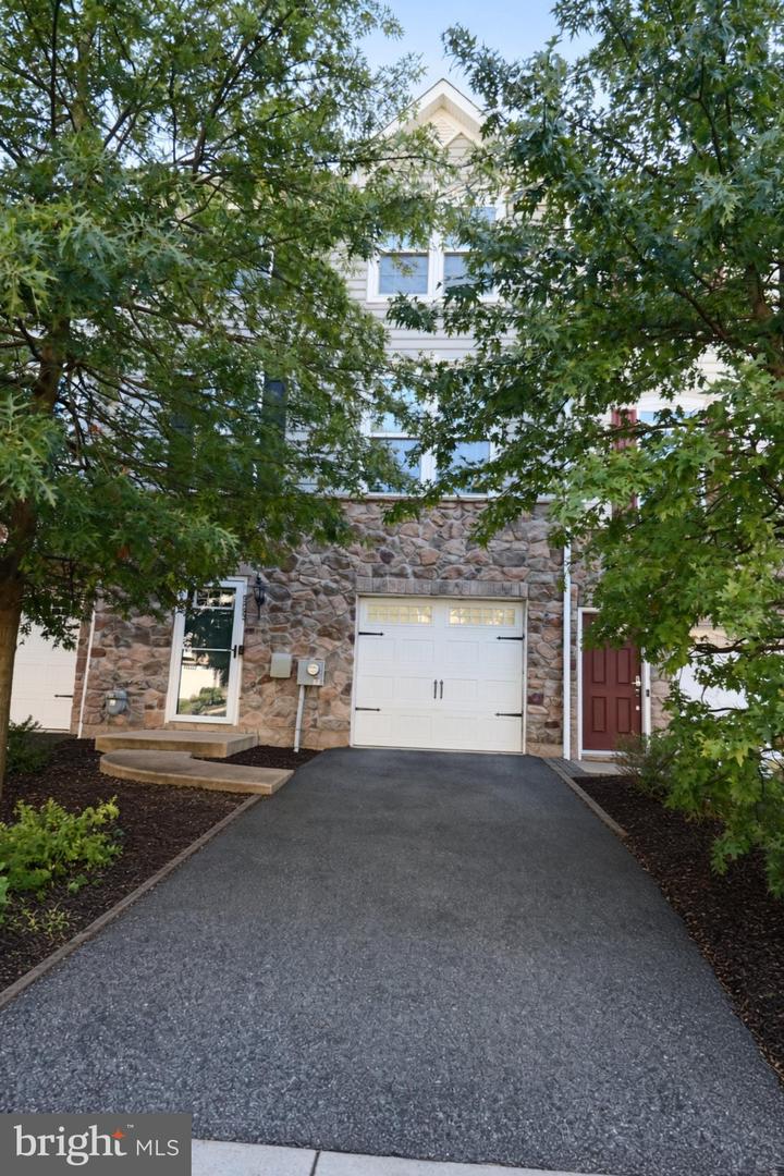 225 W General Grey Ct — photo