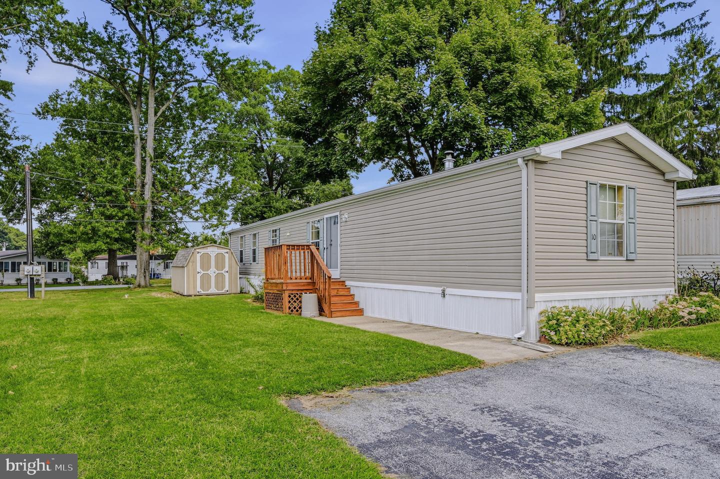 10 Laurel Ln — photo