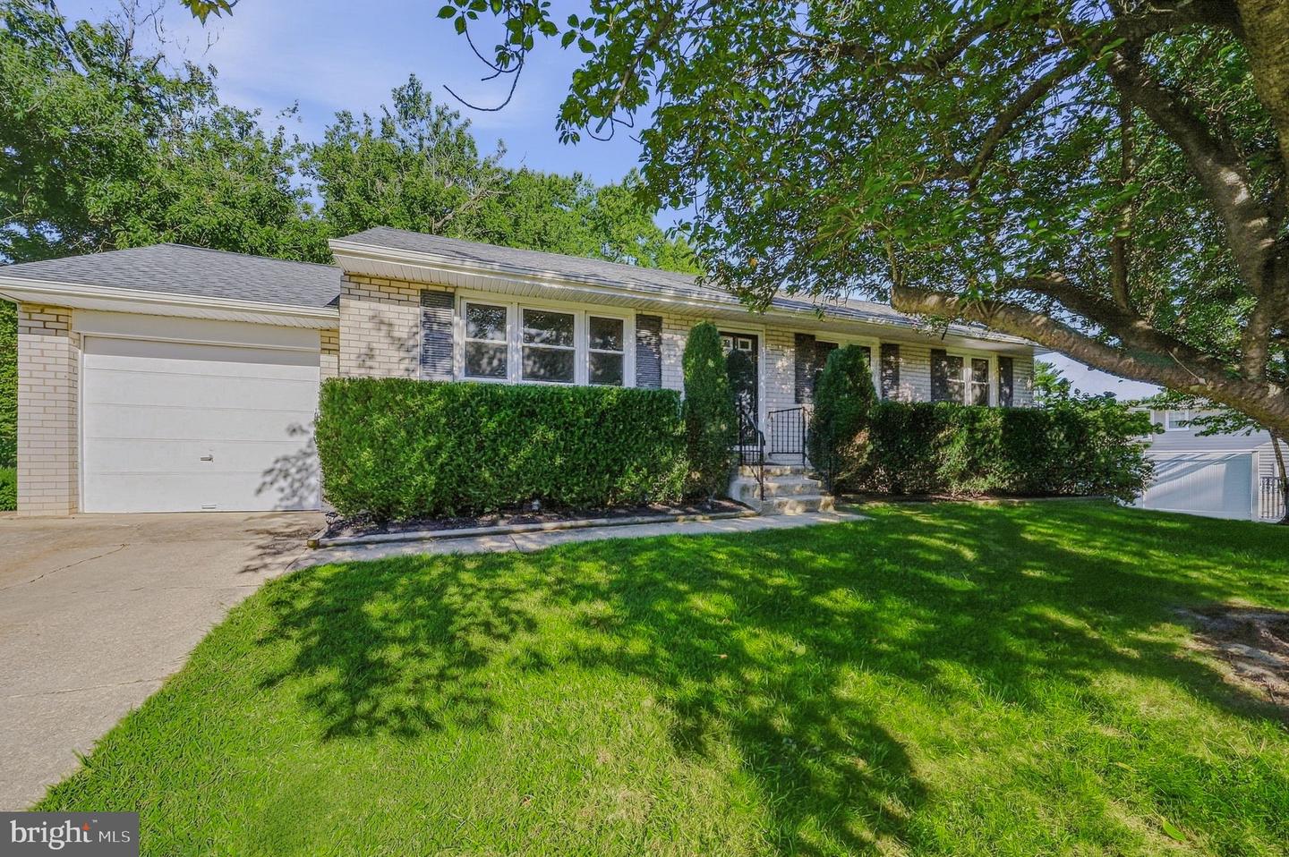 13 Cornwall Dr — photo