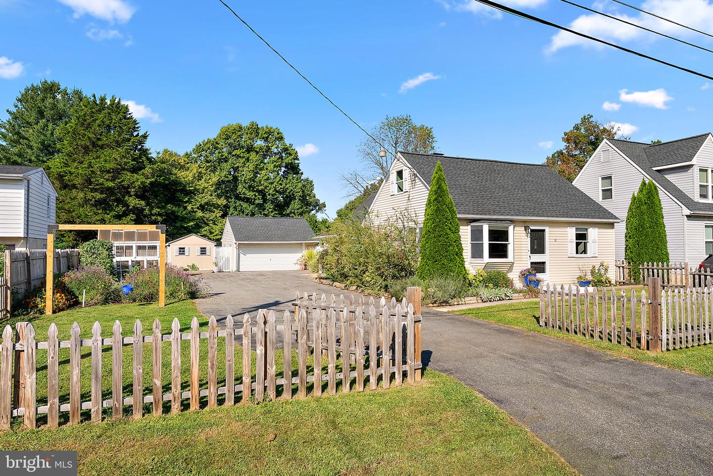 17 Maple Ave — photo