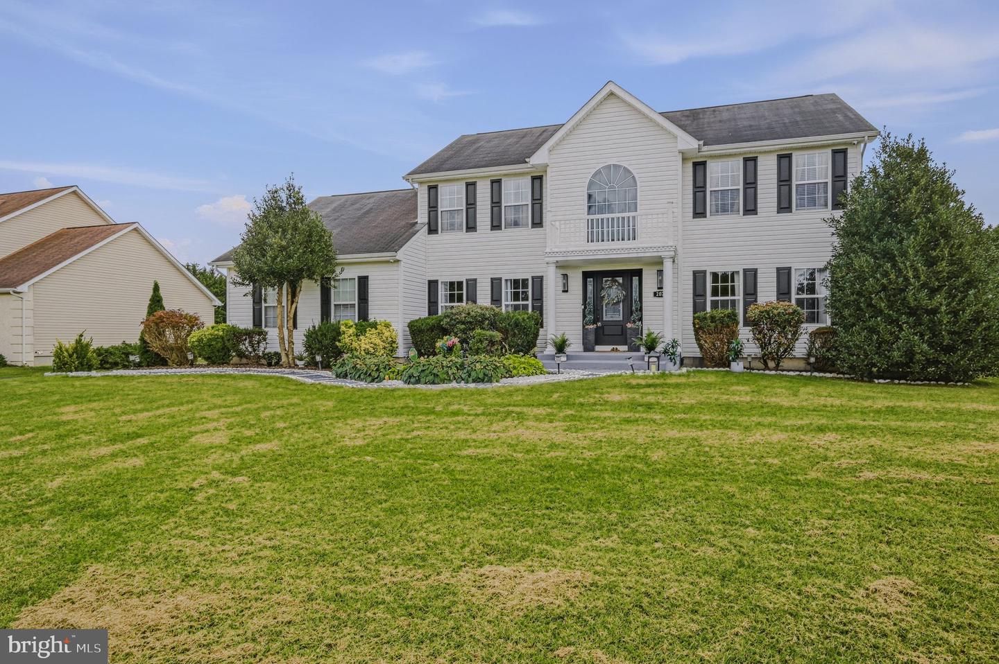 202 W Thomas Ct — photo