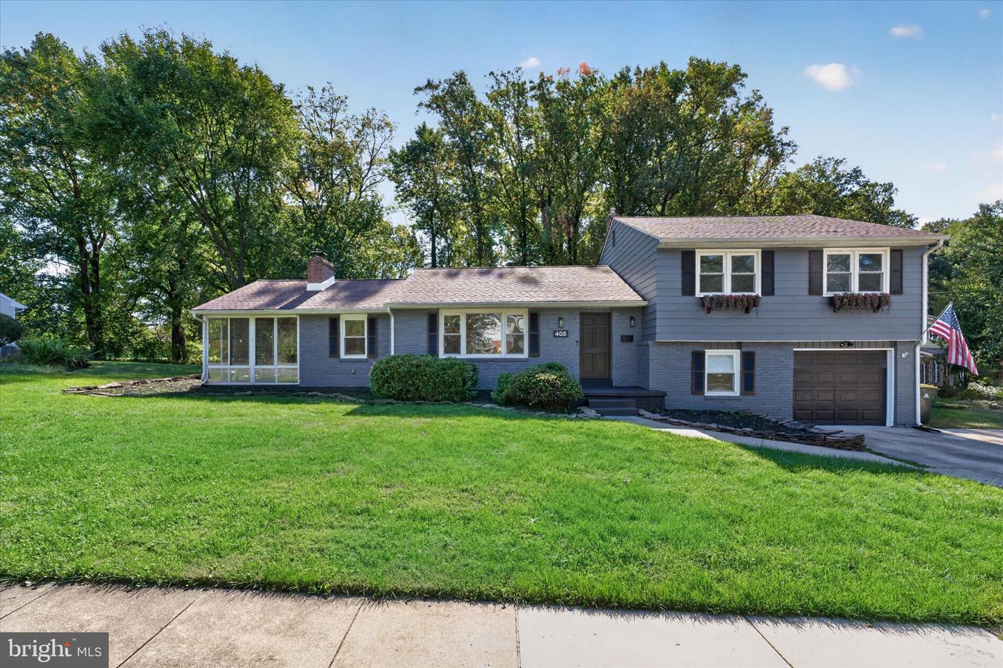 405 Country Club Dr — photo