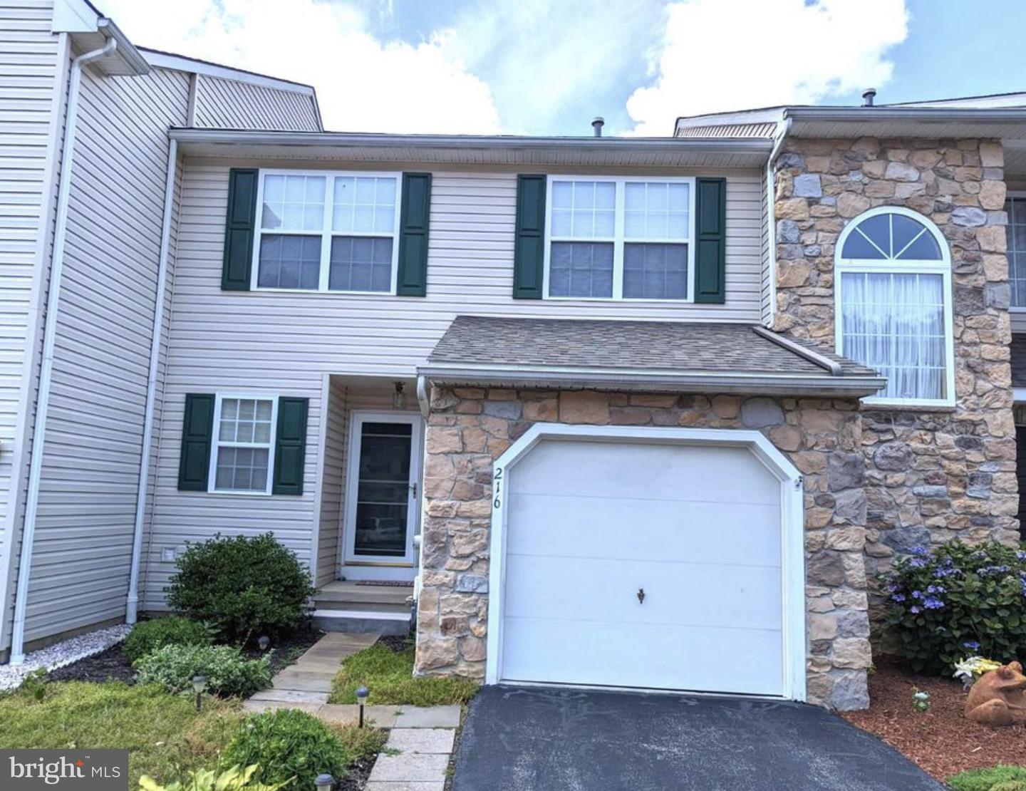 216 Beckington Ct — photo