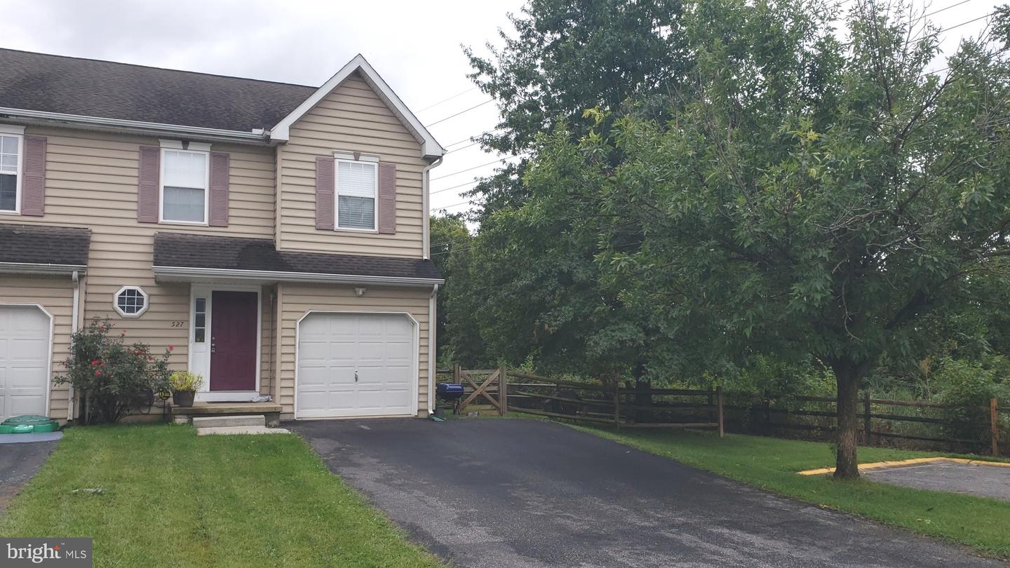 527 Red Bud Ct — photo