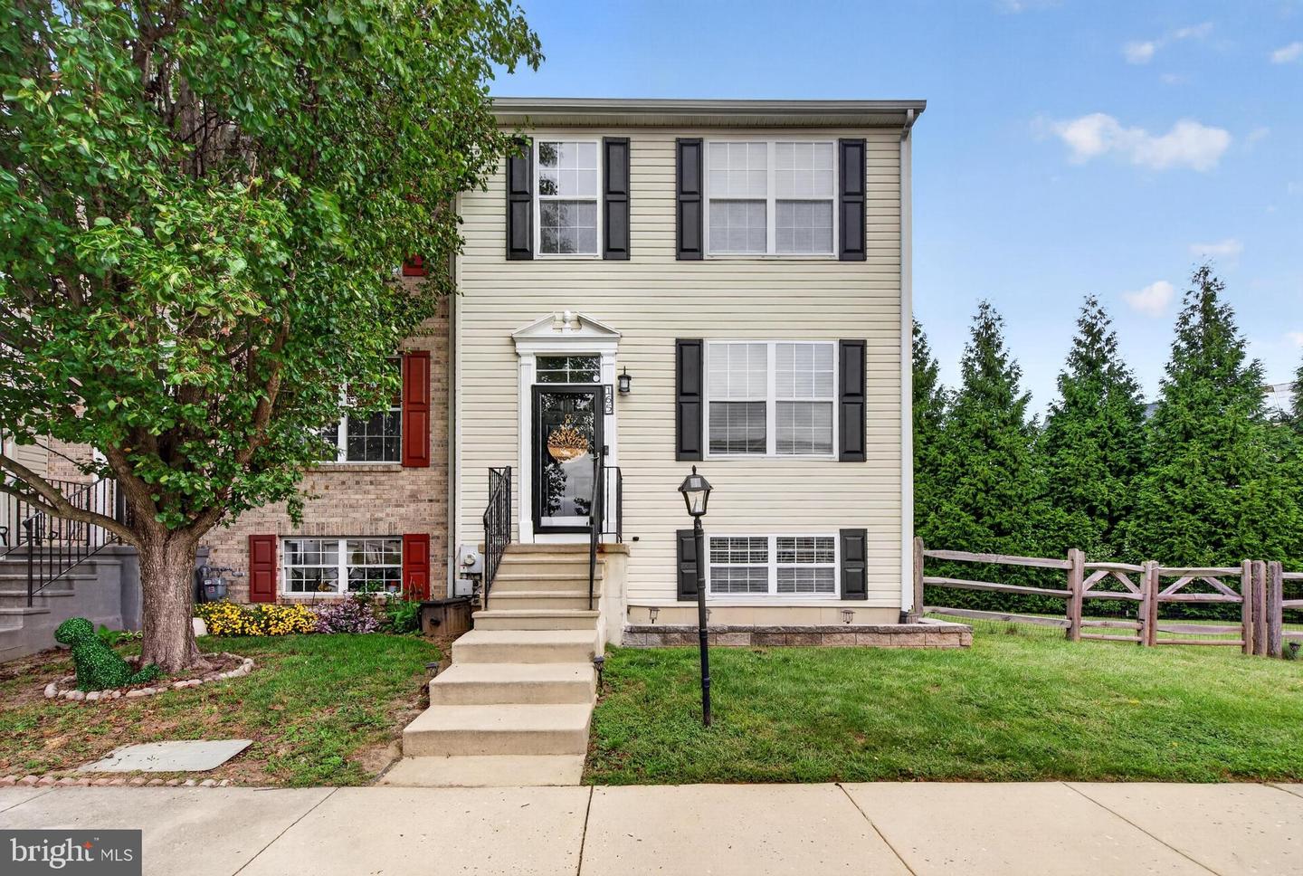 165 Versailles Ct — photo