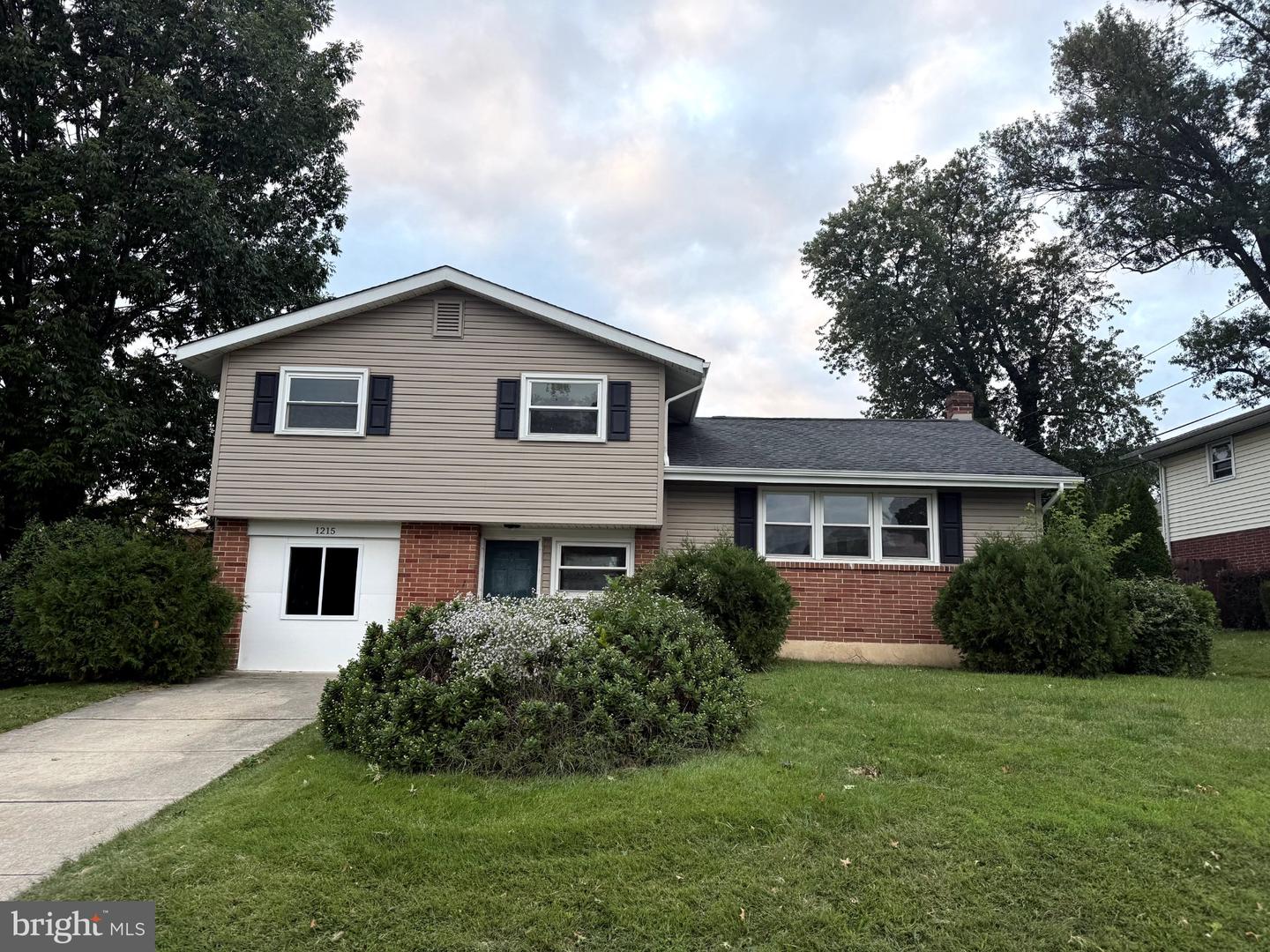 1215 Ipswich Dr — photo