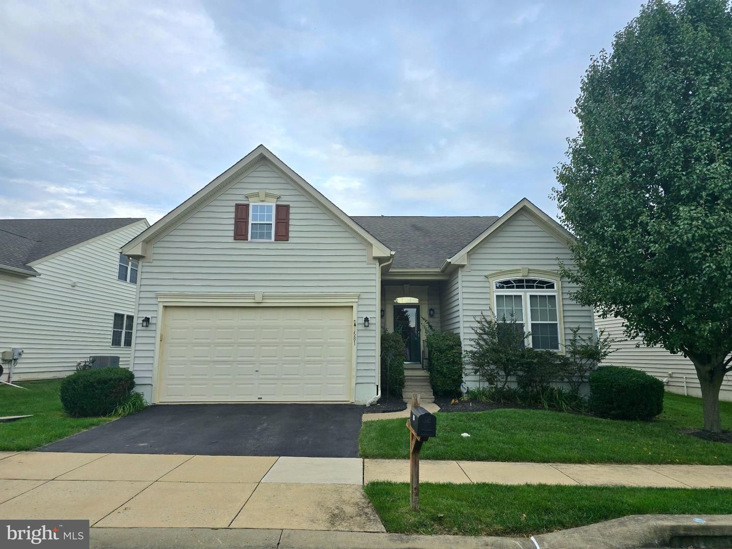 681 Southerness Dr — photo