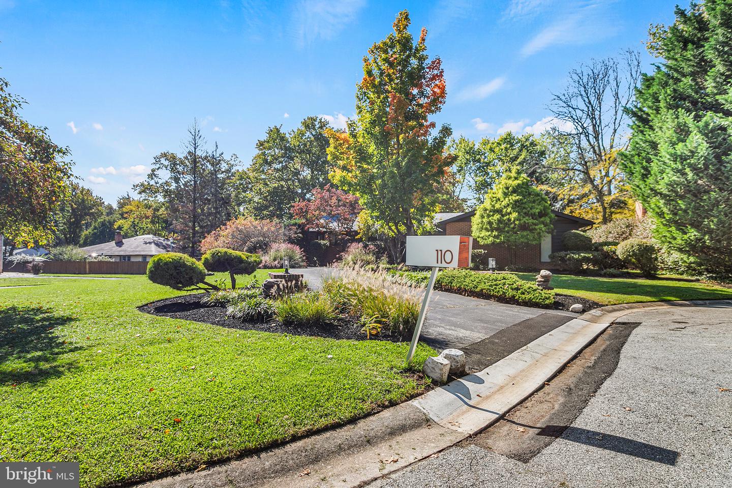 110 E Sutton Pl — photo
