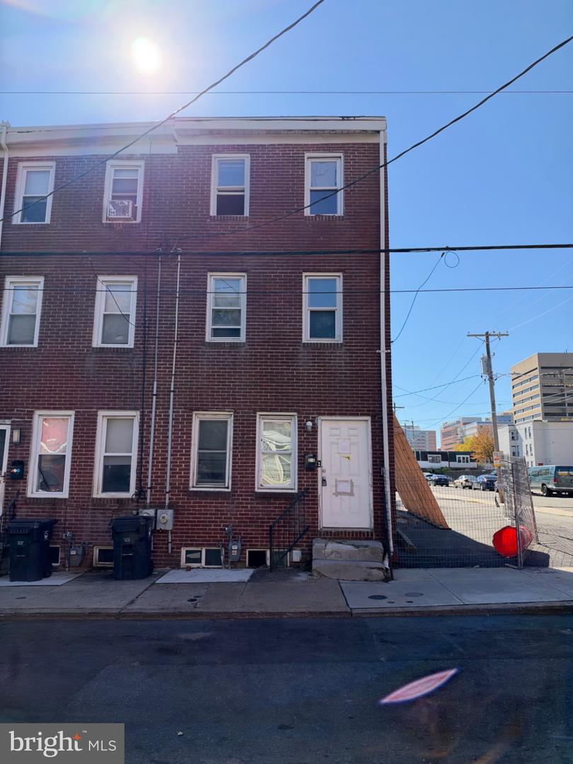 318 E 10th St — photo
