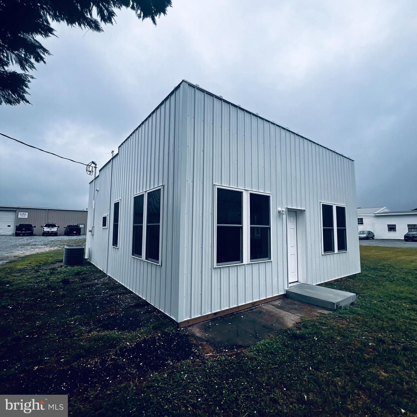 17032 N Main St — photo