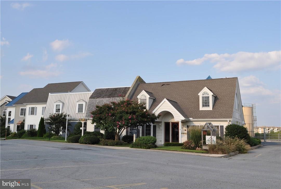 17527 Nassau Commons Blvd #210 — photo