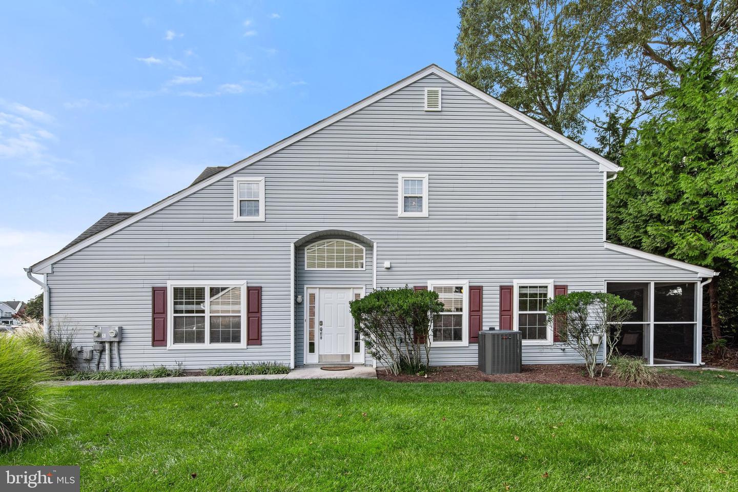 17285 Queen Anne Way — photo
