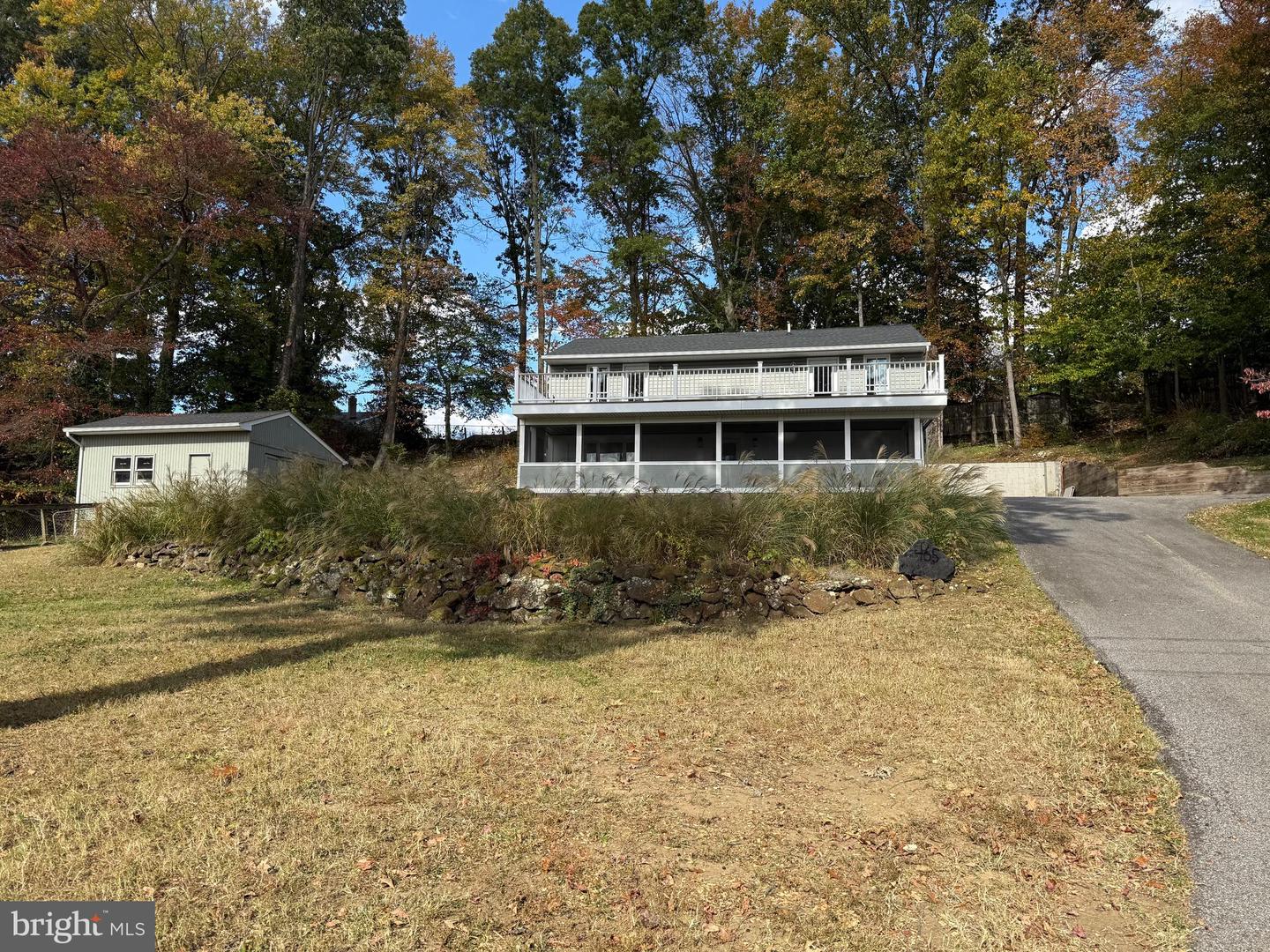 453 Walnut Dr — photo