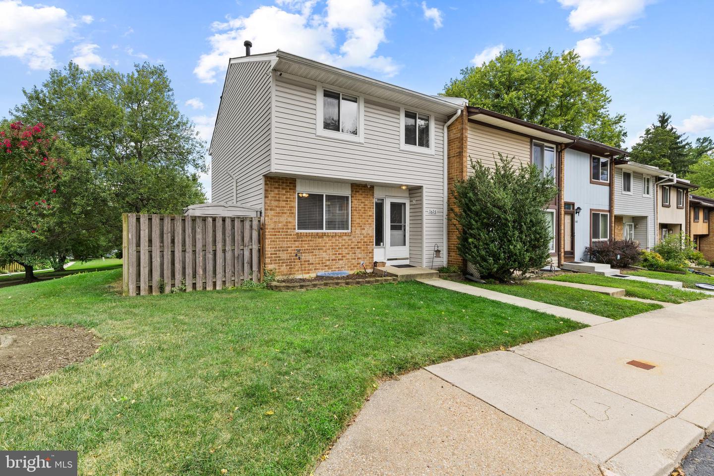 1615 New Windsor Ct — photo