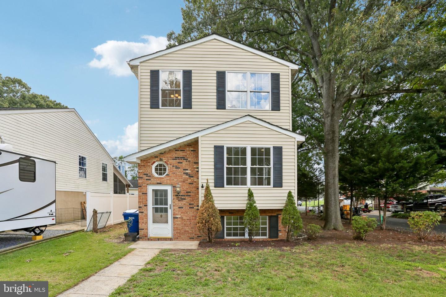 7736 Woodlawn Ave — photo
