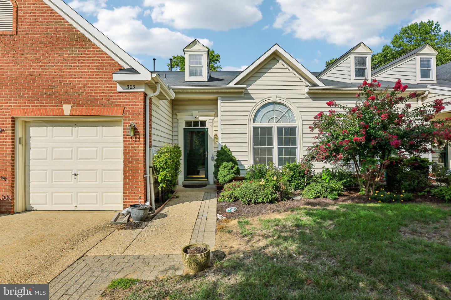 305 Colony Point Pl — photo