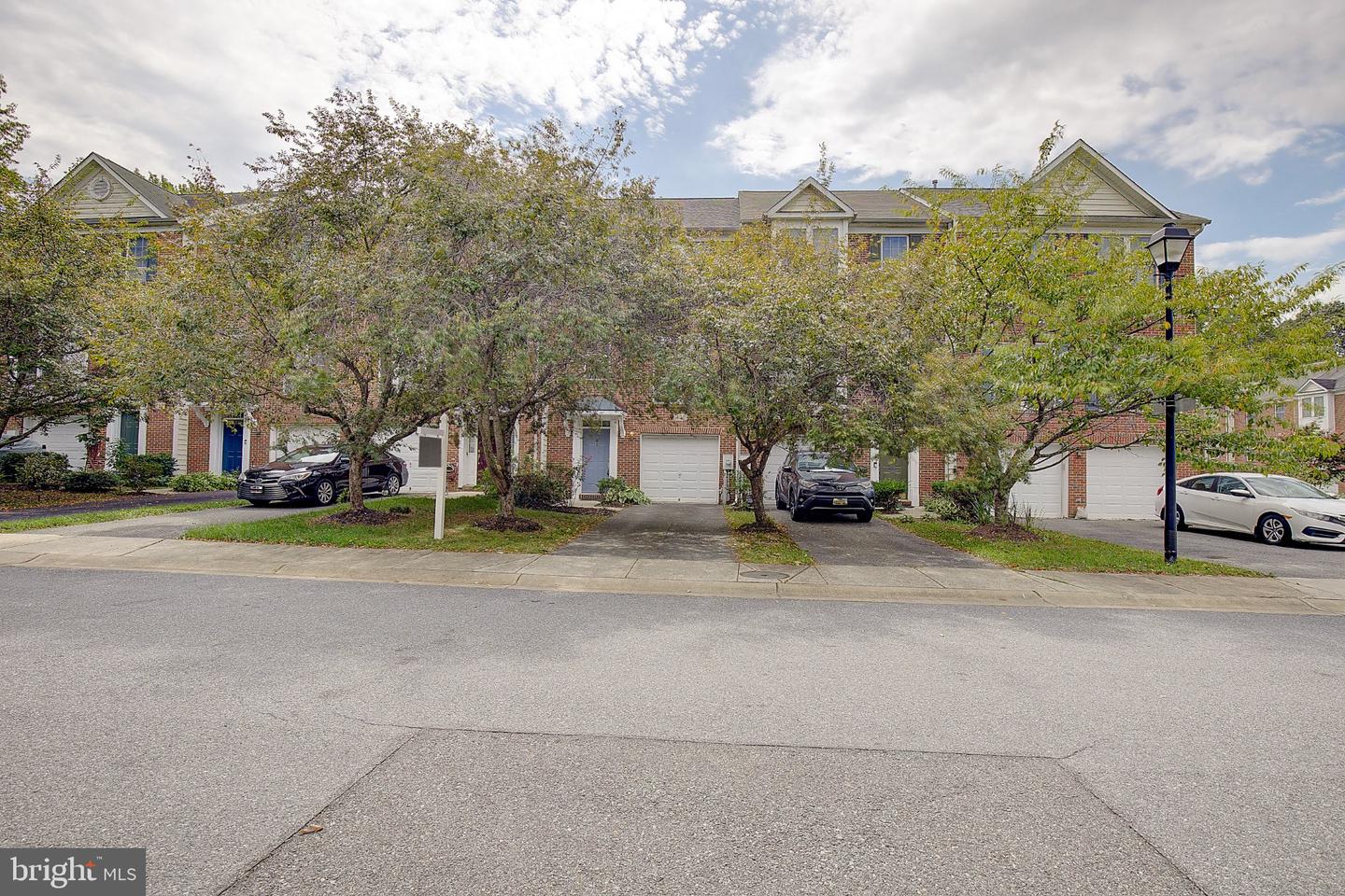 1438 Thornbury Ct — photo