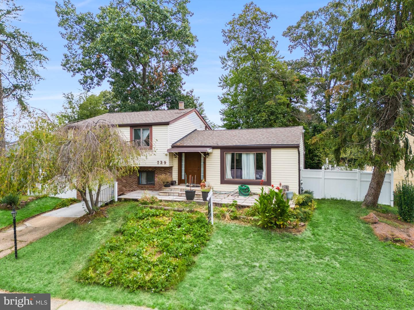739 Hyde Park Dr — photo