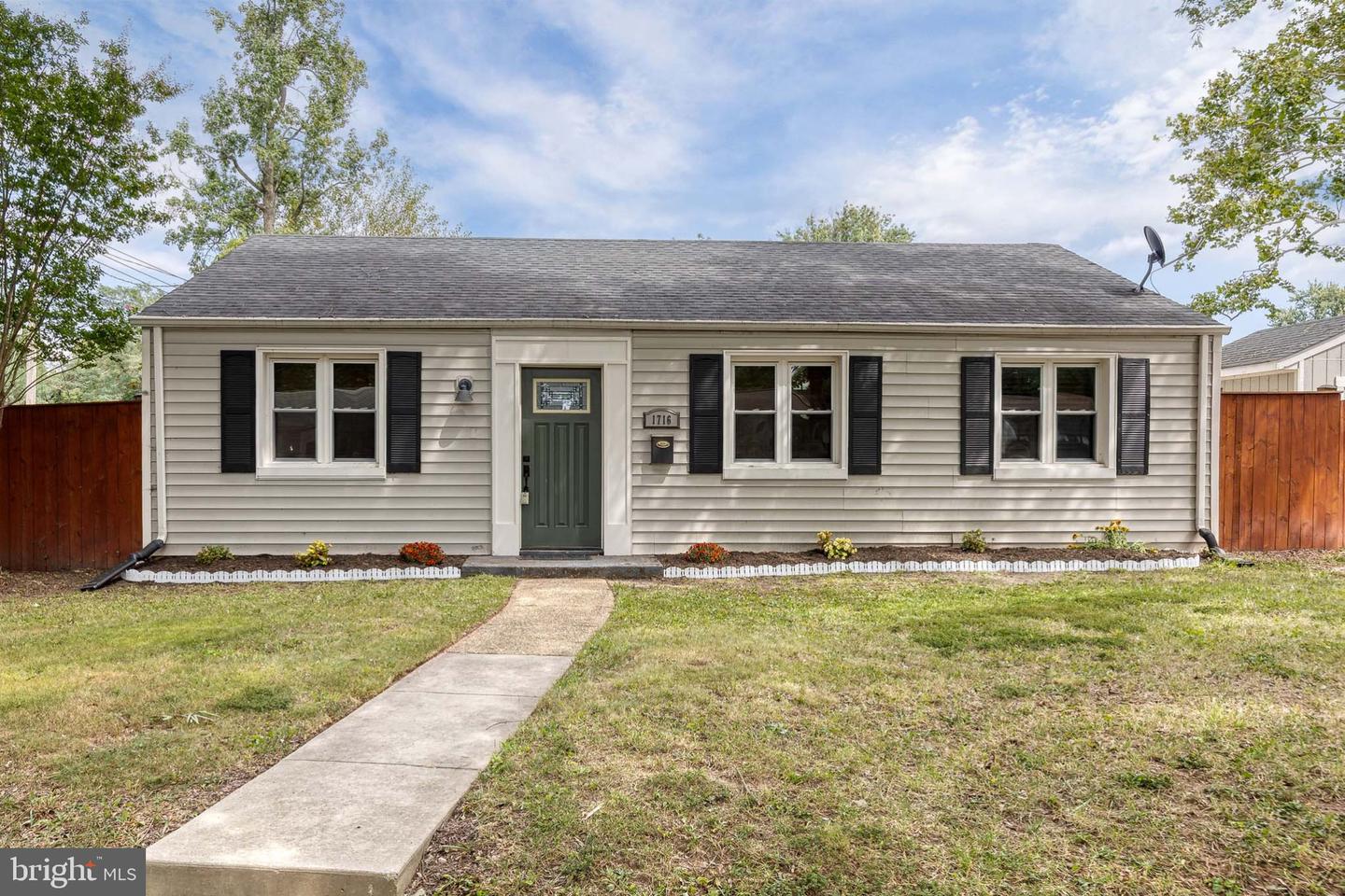 1716 Manning — photo