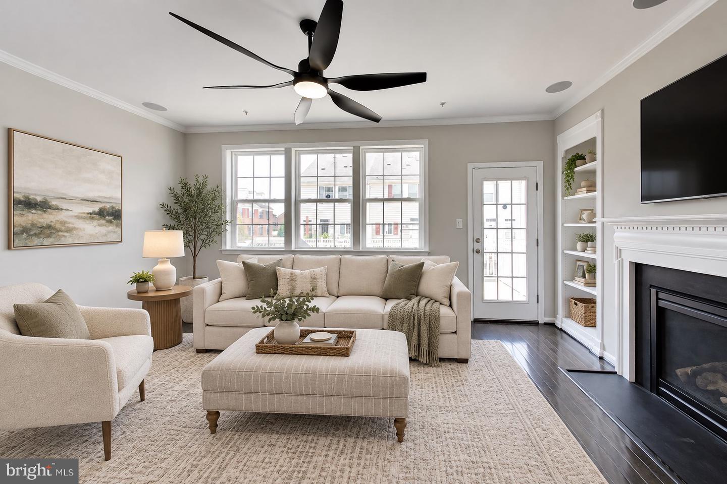 7545 Honey Locust Ln — photo