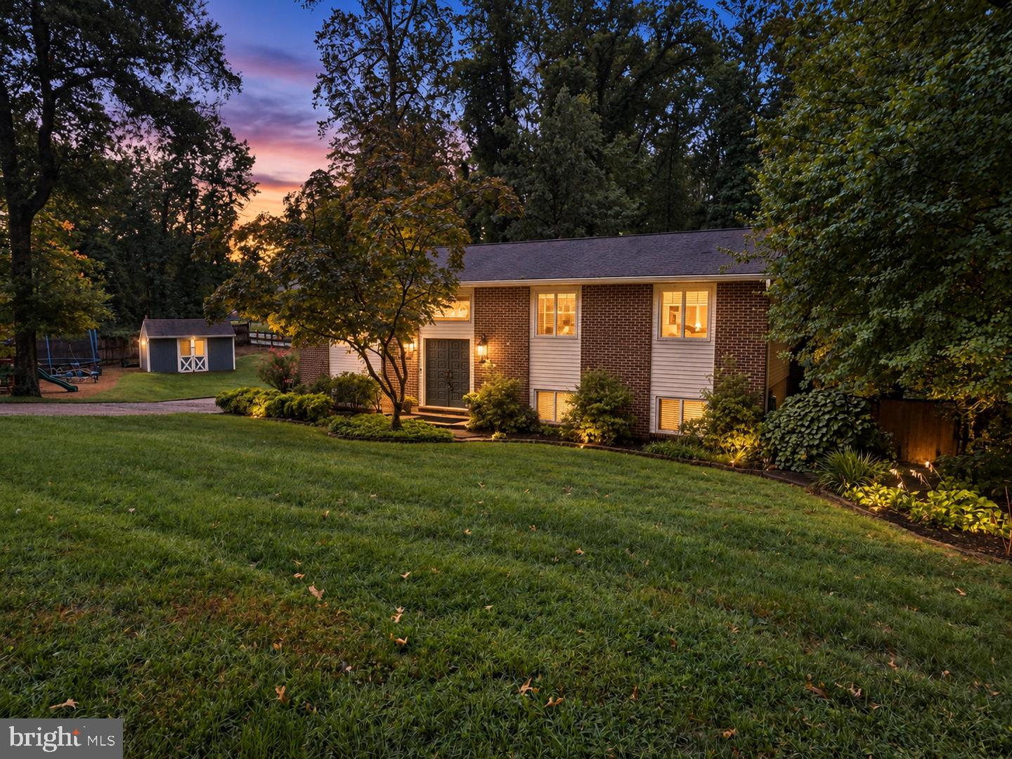 870 Twin Harbor Dr — photo