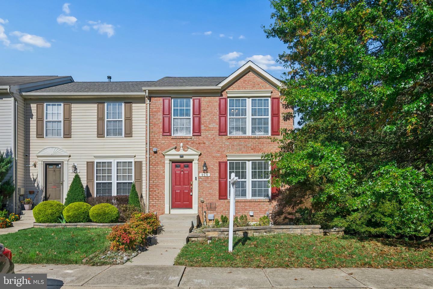 916 Deerberry Ct — photo