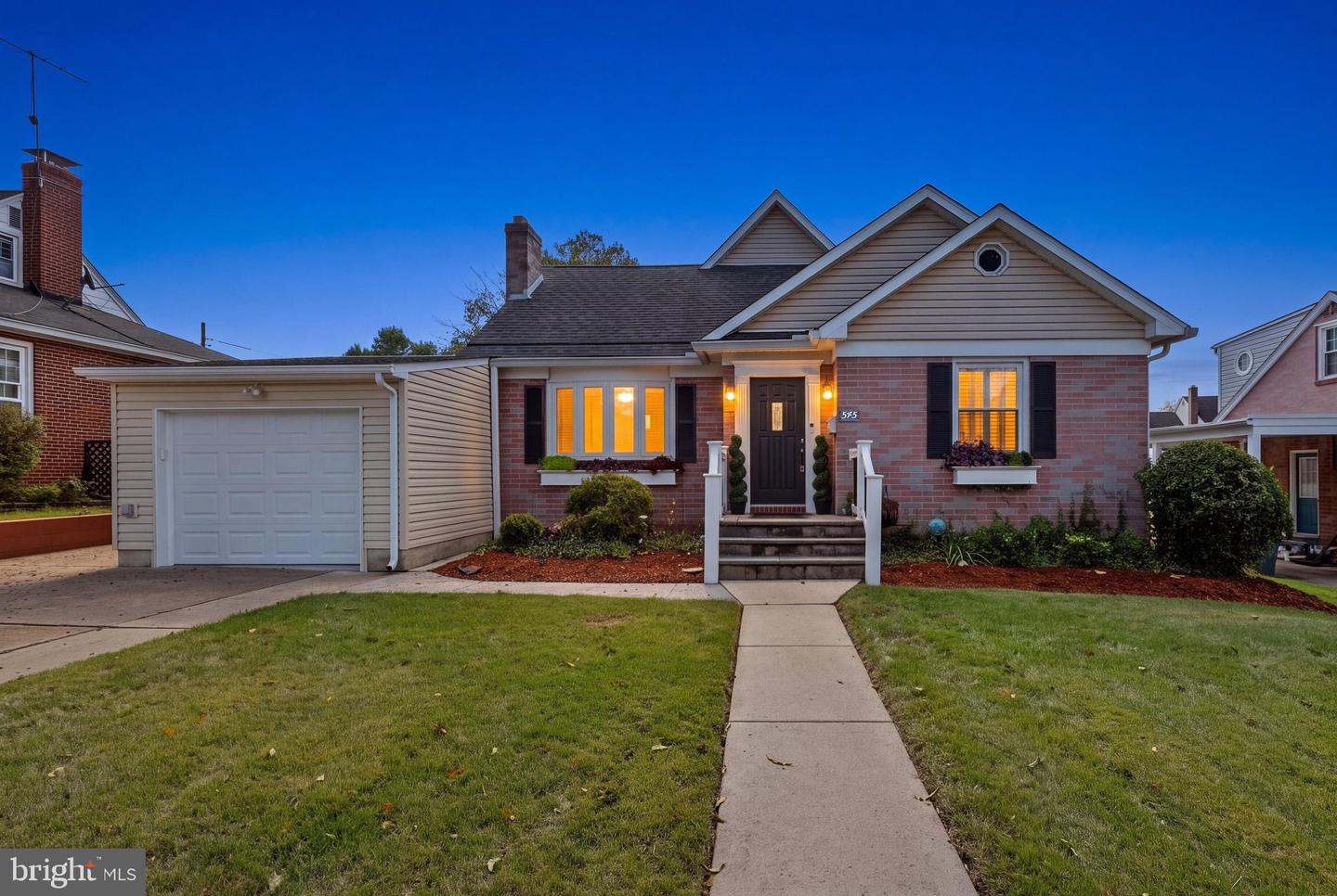 545 Forest View Rd — photo