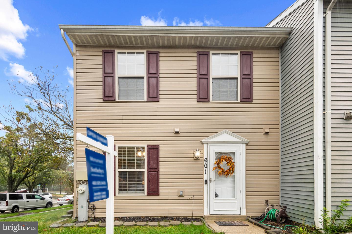 601 Realm Ct W — photo