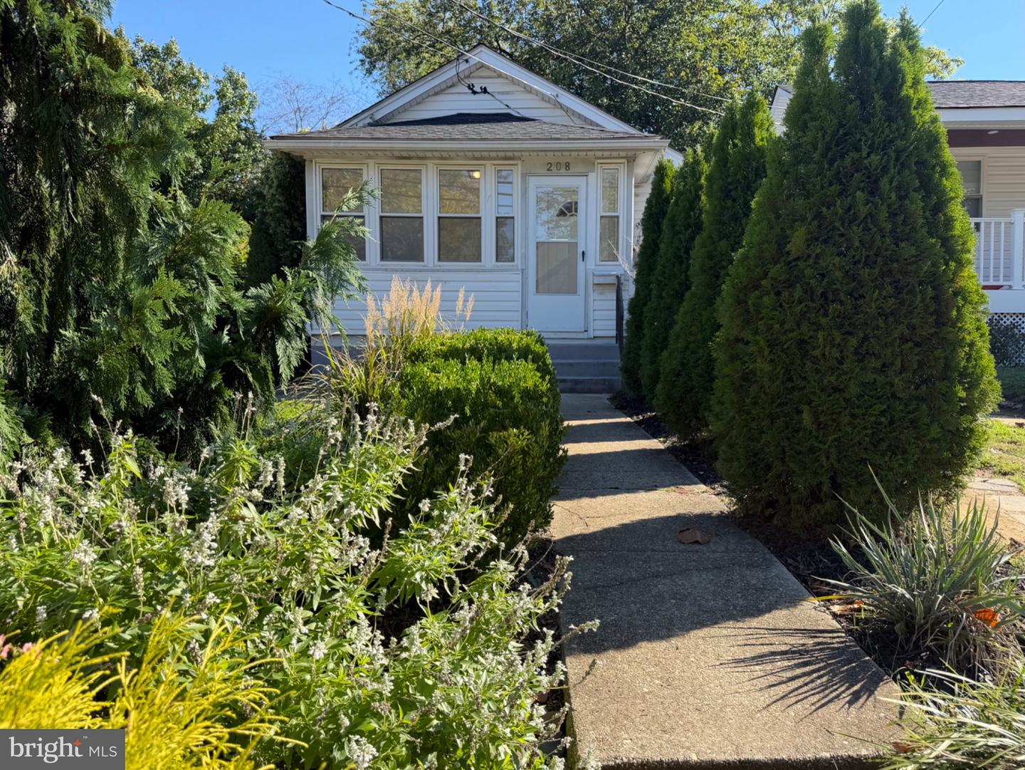 208 Admiral Dr — photo