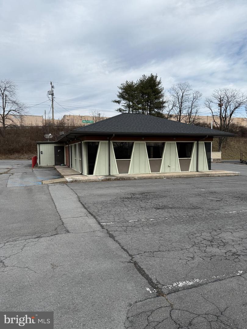 1310 W Industrial Blvd — photo