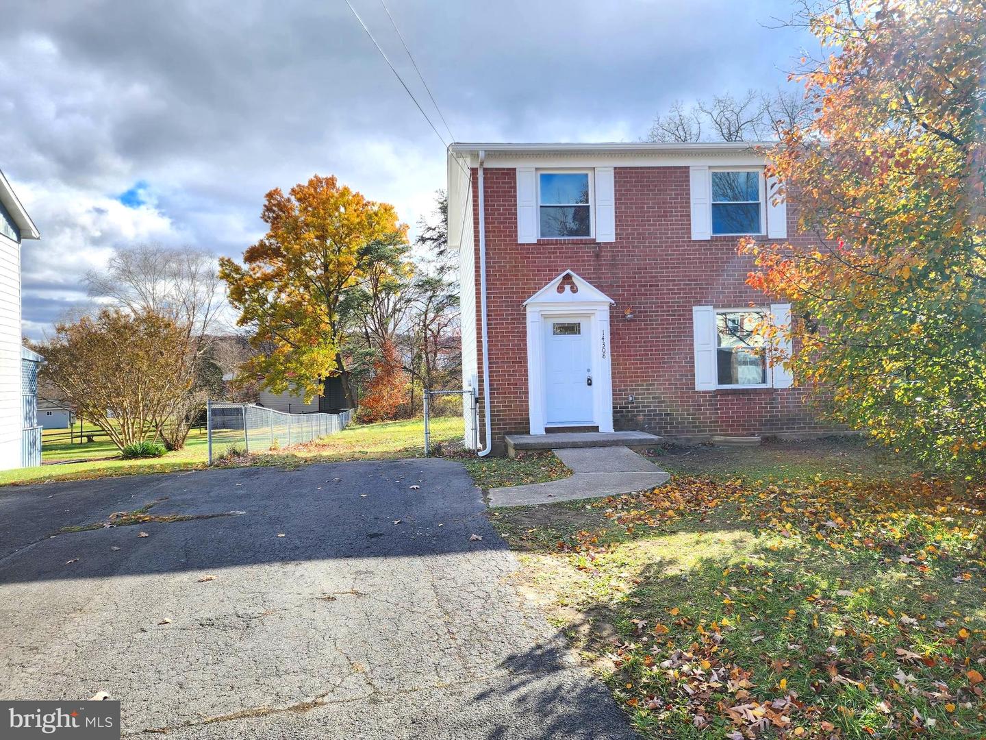 14308-L Greenfield Cres SW — photo