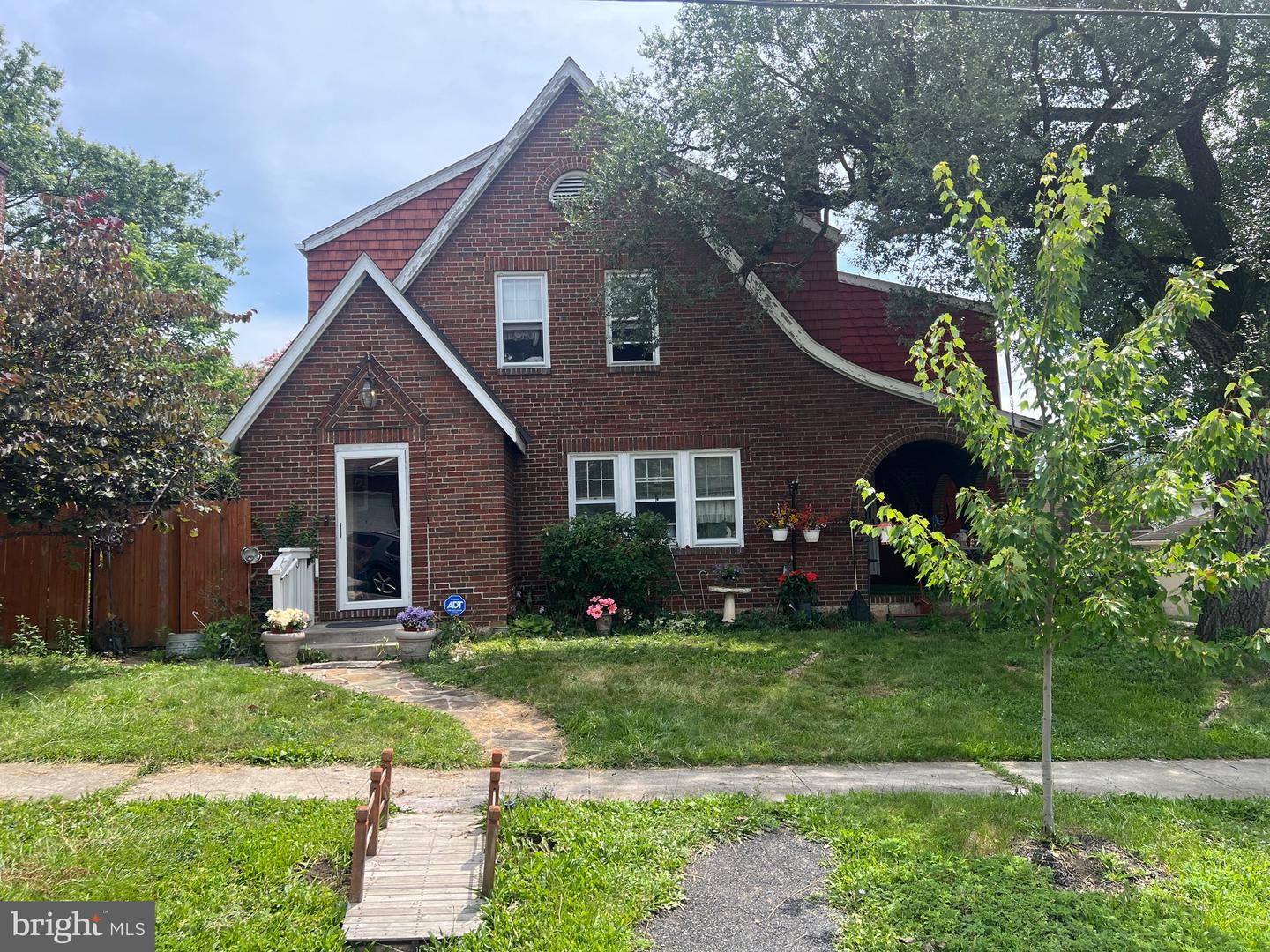 902 Hill Top Dr — photo