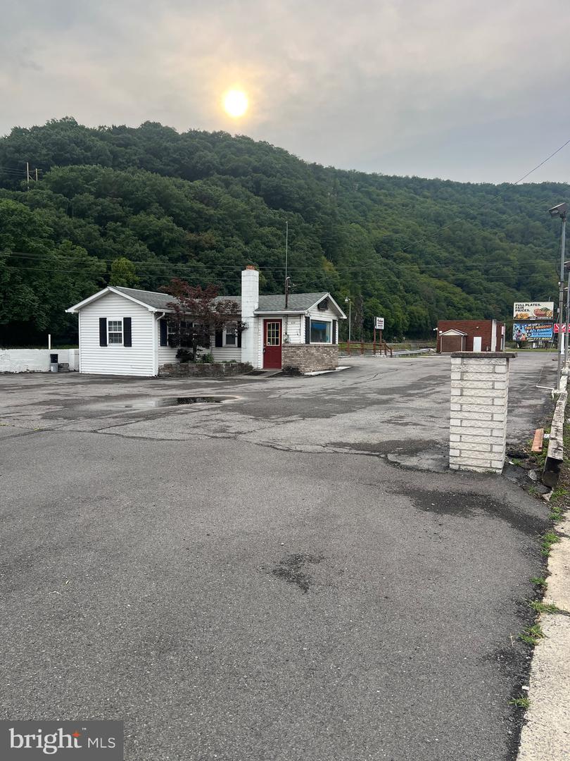 828 N Mechanic St — photo