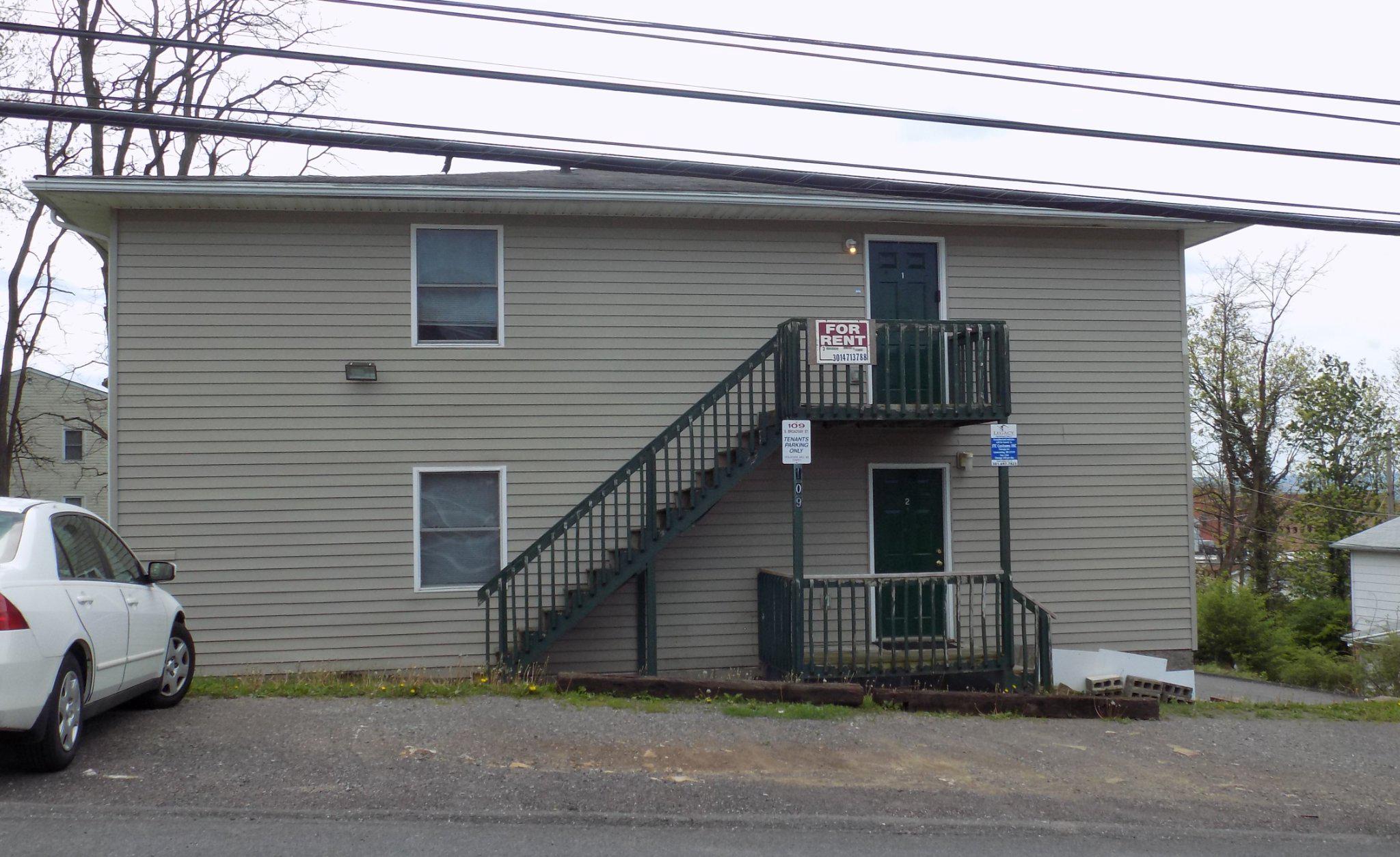 109 S Broadway St — photo