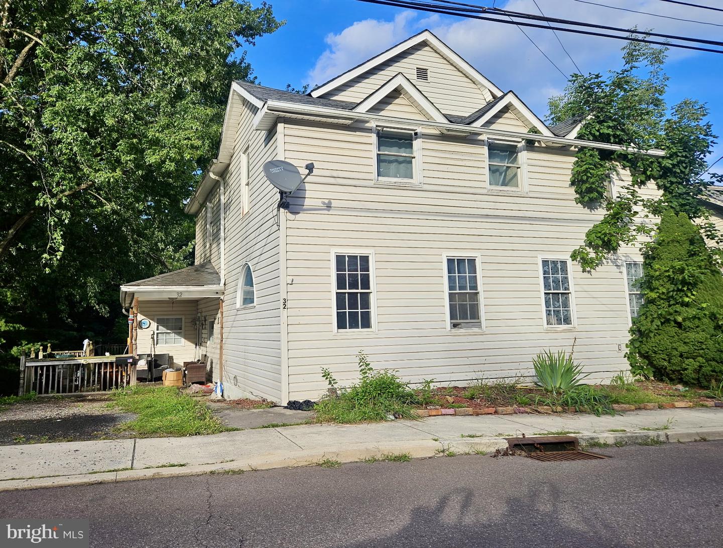32 Douglas Ave — photo