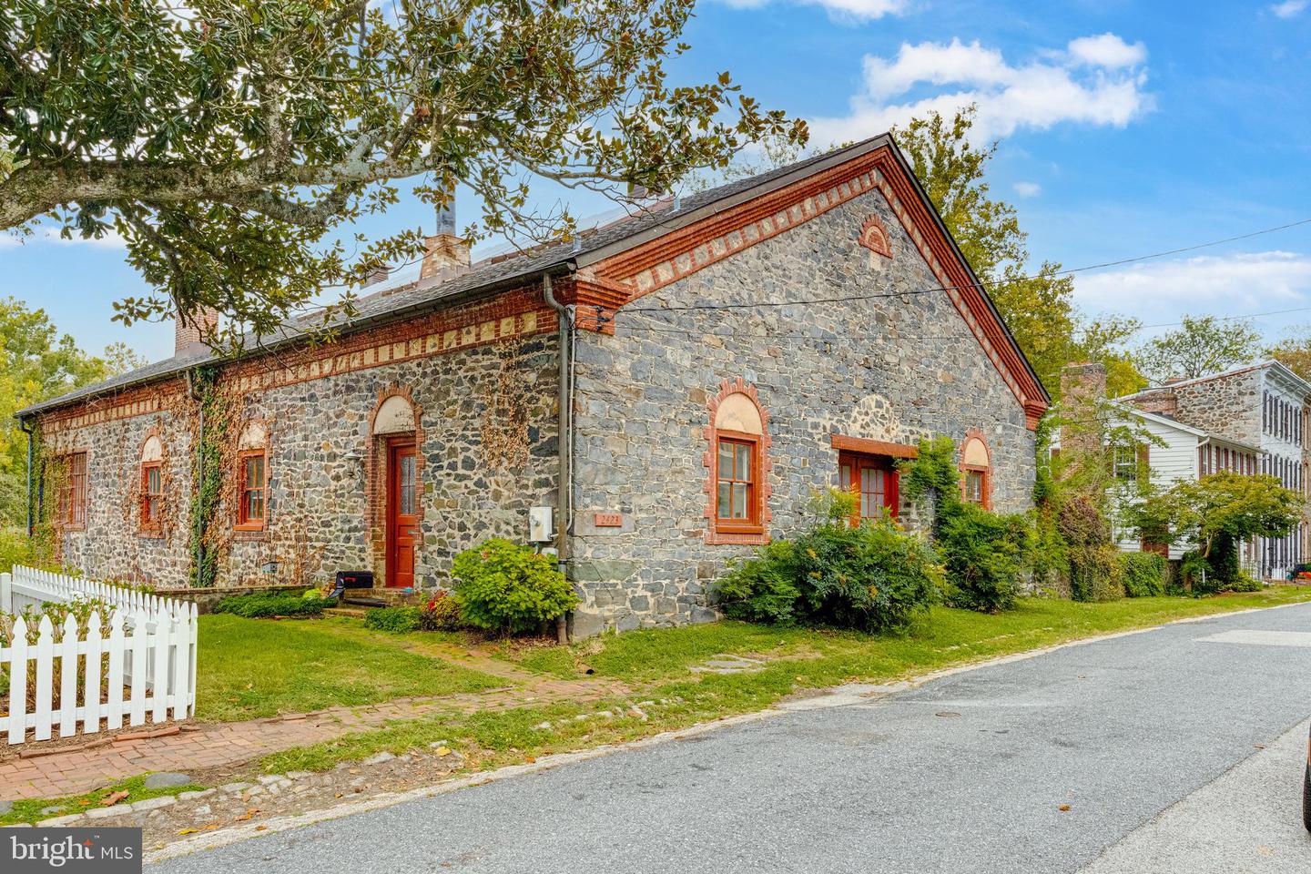 2423 Pickwick Rd — photo