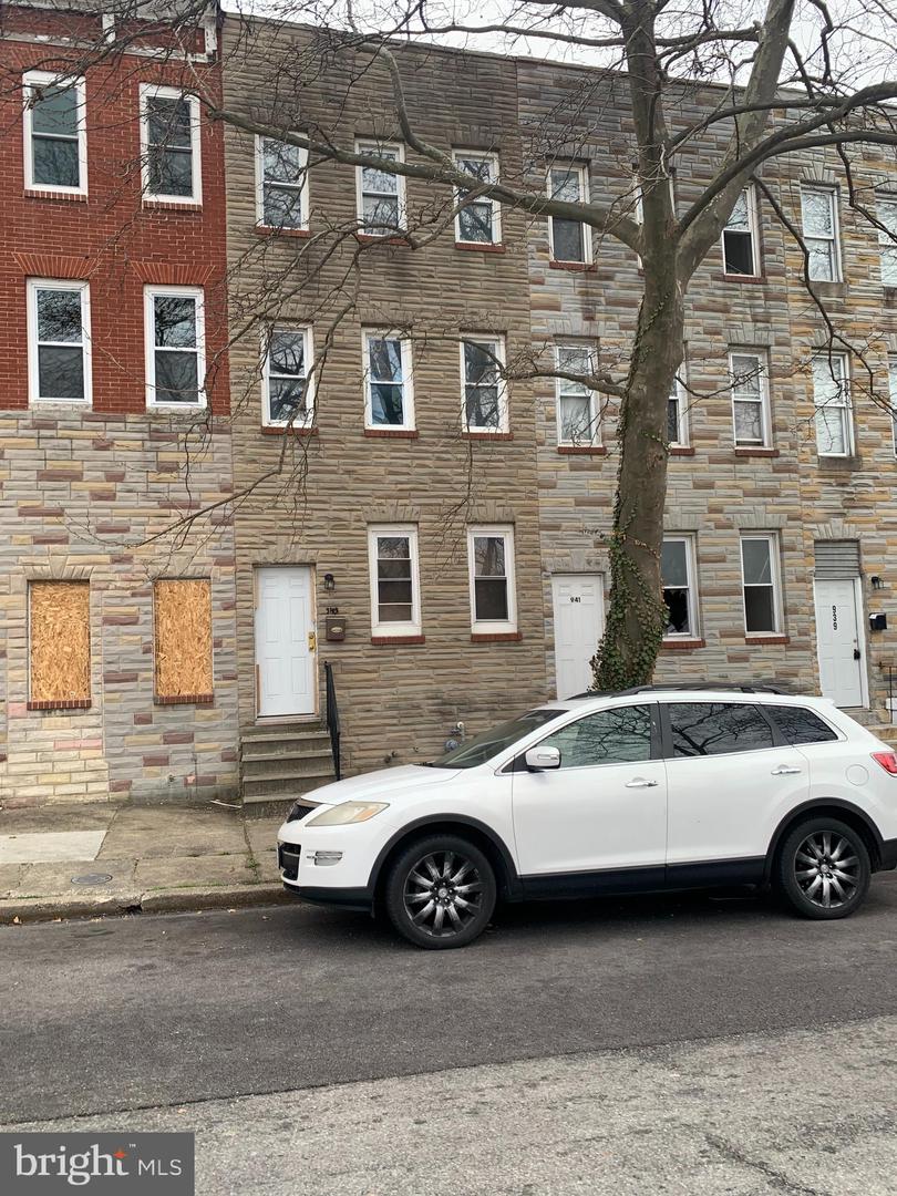 943 N Mount St — photo