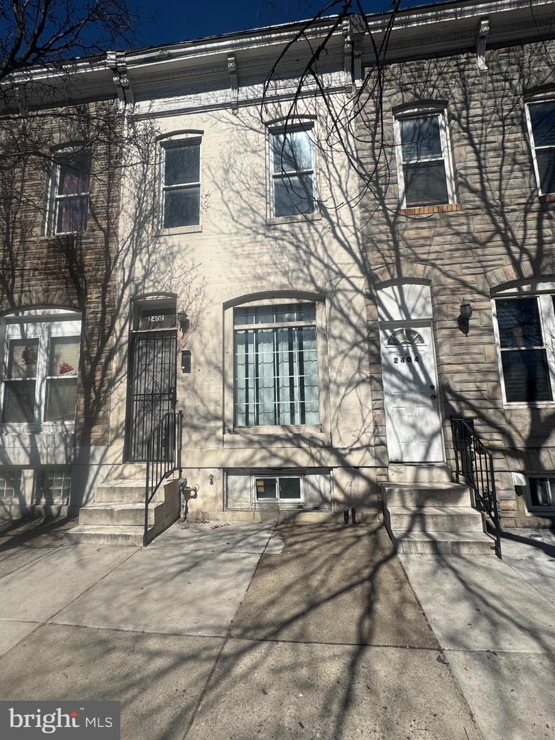 2404 E Madison St — photo