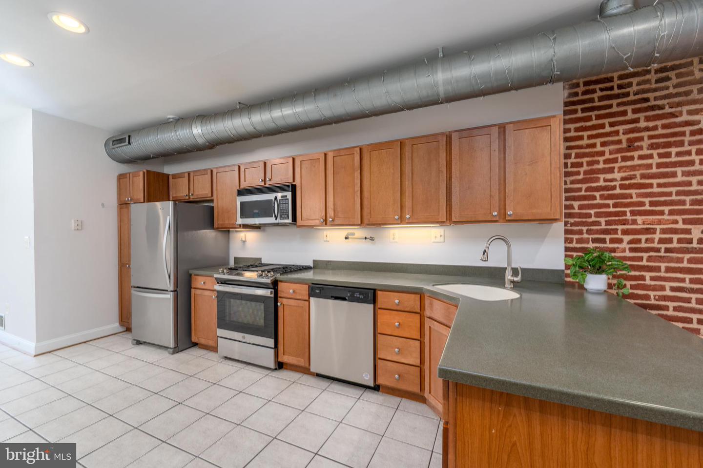 3233 Foster Ave — photo