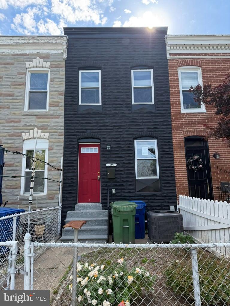 1607 Race St — photo