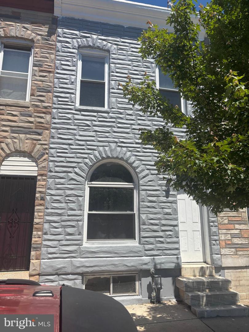2328 E Madison St — photo