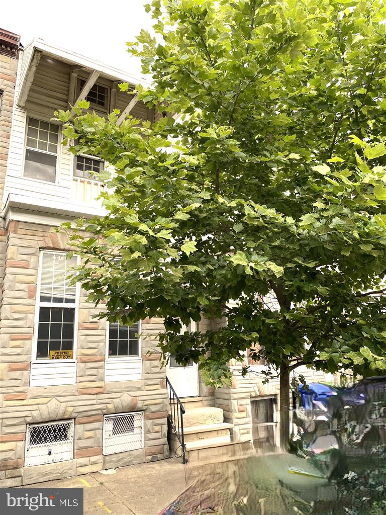 1321 James St — photo