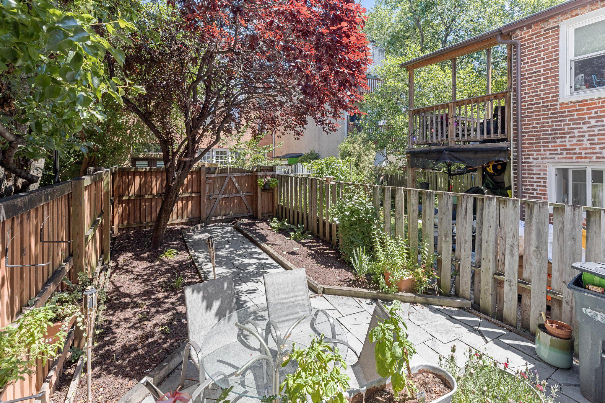112 W Lee St — photo