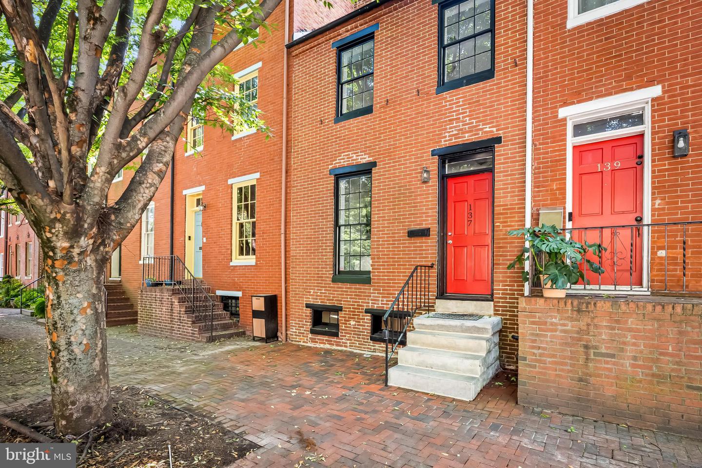 137 W Hill St — photo