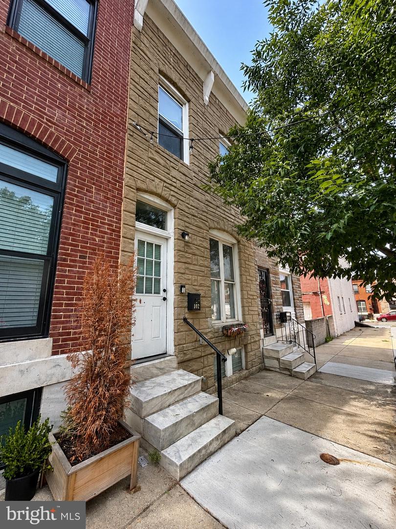 102 S Clinton St — photo