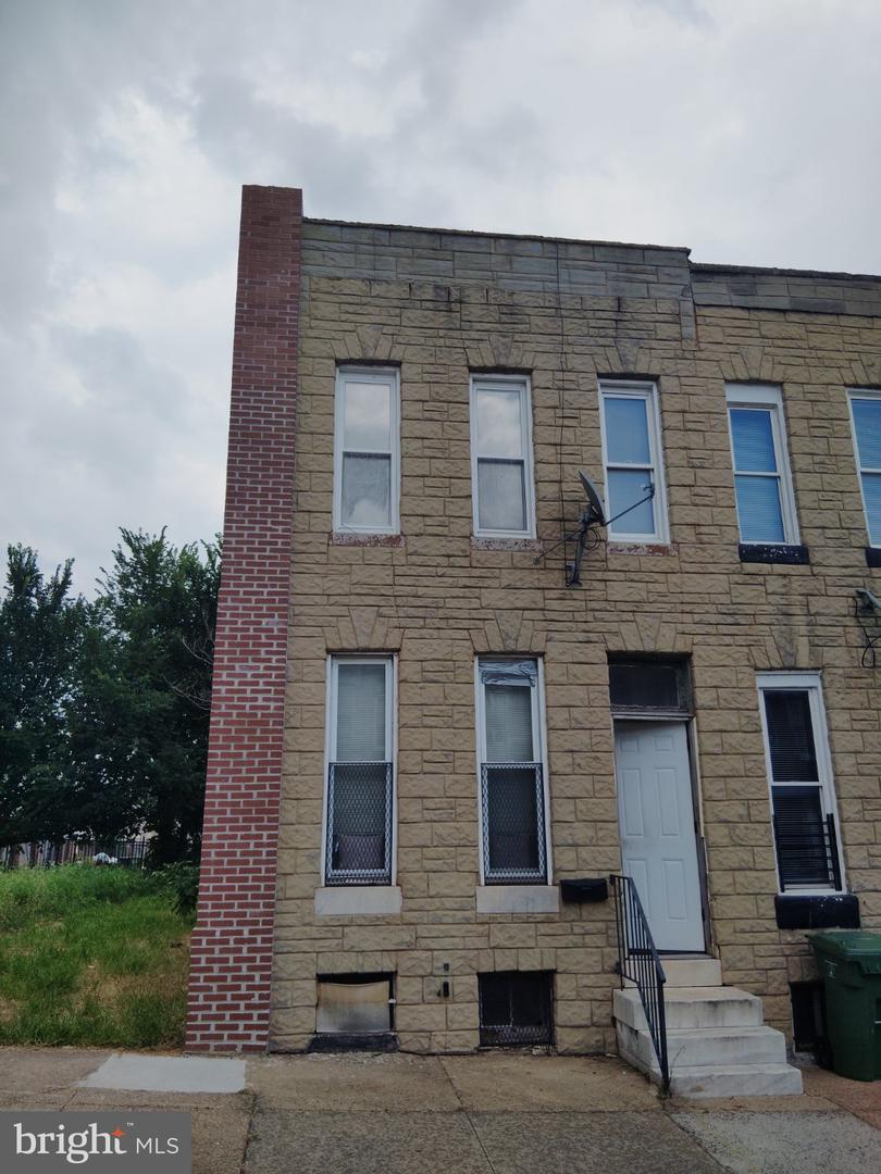 1115 N Montford Ave — photo
