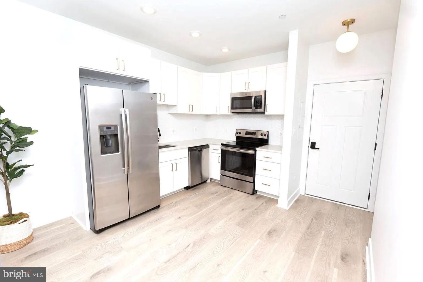 1702 Light St #402 — photo