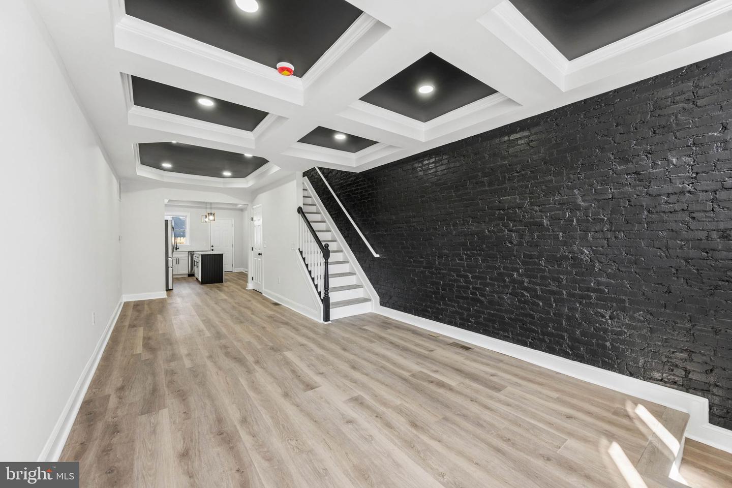 702 N Lakewood Ave — photo